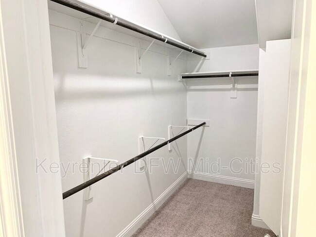 Building Photo - 914 Estelle Dr