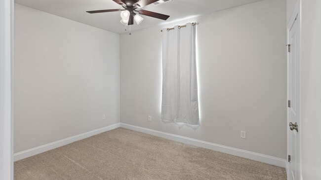 Building Photo - 3 Bedroom Townhomes Off Burbank