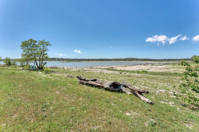 Building Photo - 2388 Lakeshore Dr