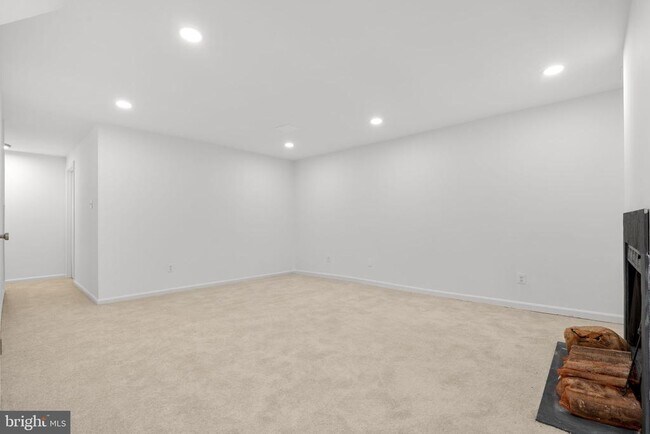 Building Photo - 119 E Main St