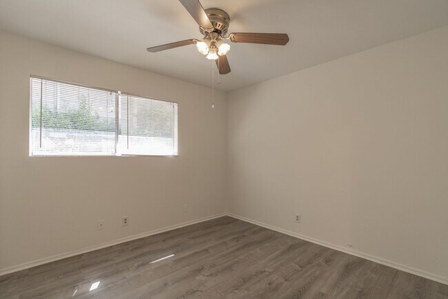 Building Photo - 2305 Montclaire St
