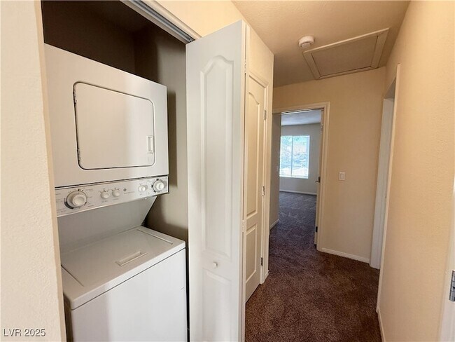 Building Photo - 7200 W Pirates Cove Rd