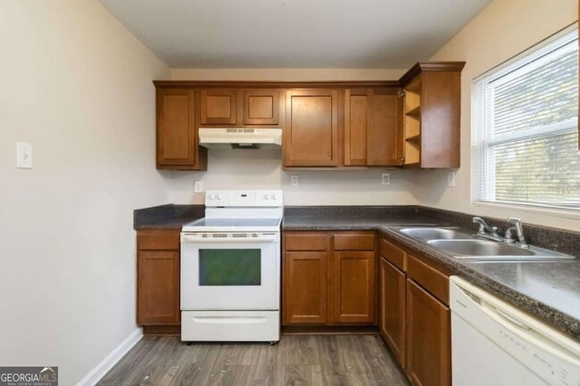 Building Photo - 2361 Swallow Cir SE