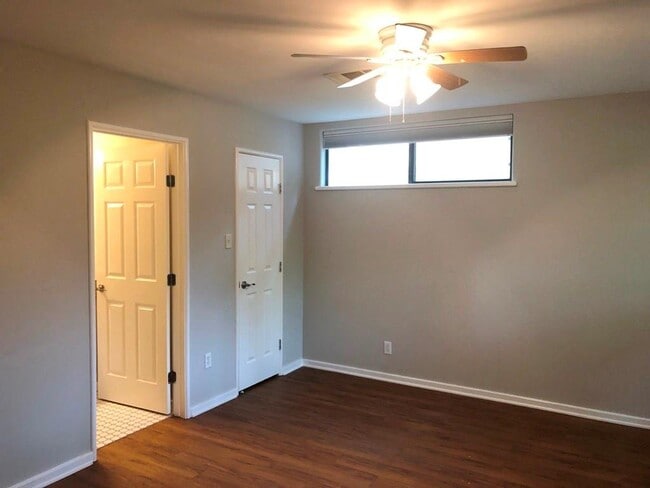 Building Photo - 2202 East Side Dr