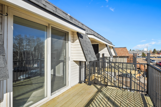 Building Photo - Completely Renovated Apartment!