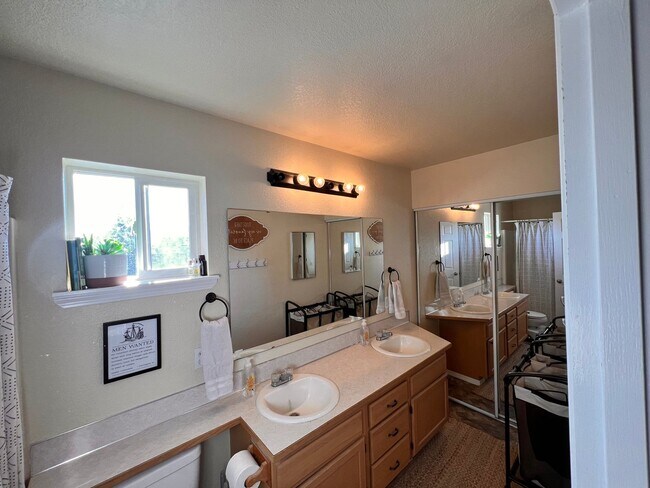 Building Photo - 4412 Ingleside Dr SE