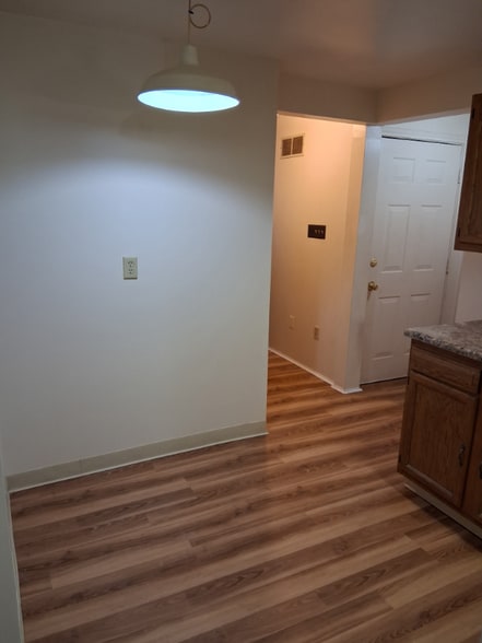 Building Photo - 615 Duss Ave