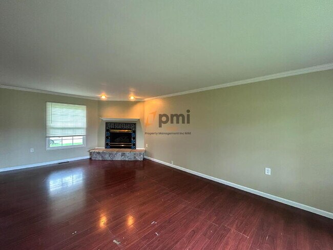 Building Photo - 385 Briarwood Dr