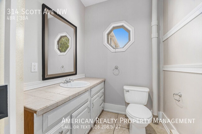 Building Photo - 314 Scott Ave NW