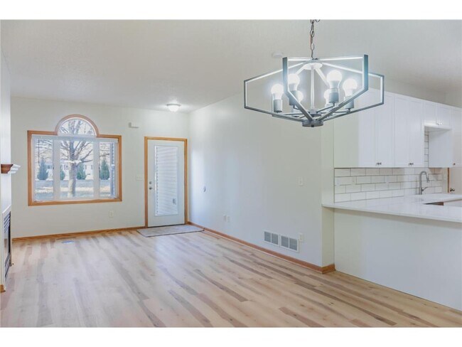 Building Photo - 112X Crystal Pl W
