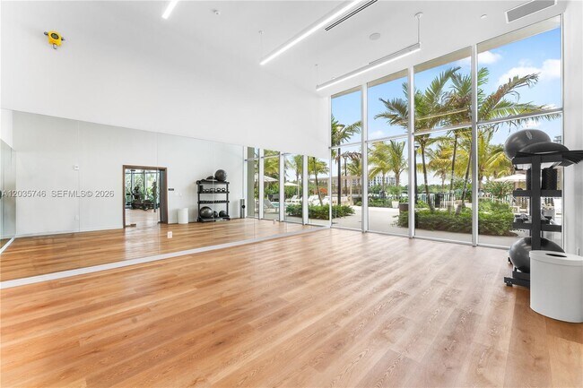 Building Photo - 2411 Laguna Cir