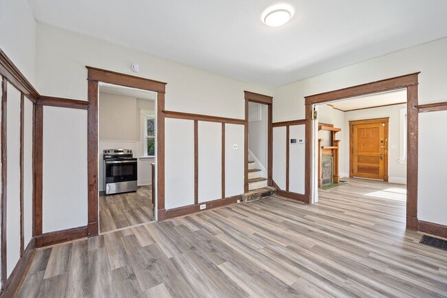 Building Photo - Evanston- Charming 3 bedroom 1 Bath