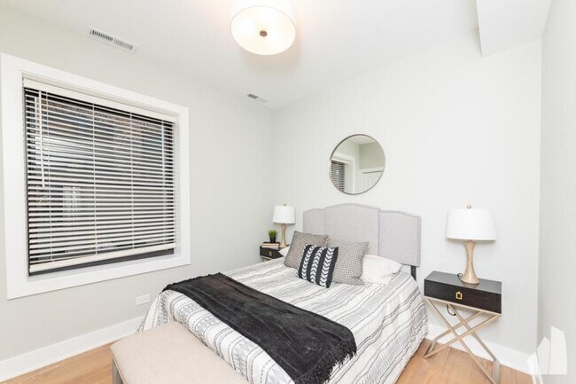 Building Photo - 1 bedroom in Chicago IL 60618