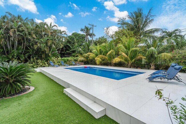 Building Photo - 809 SW 14th Ct