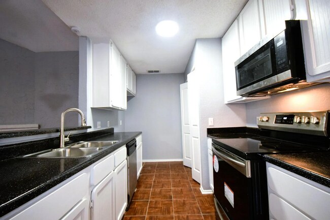Building Photo - 115-117 W Timberview Lane