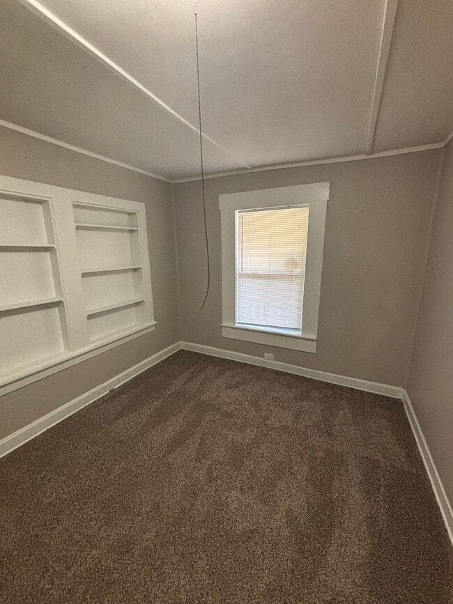 Building Photo - AVAILABLE NOW! MOVE IN SPECIAL! 3 Bedroom, 2 Bathroom in Kansas City! $1,350