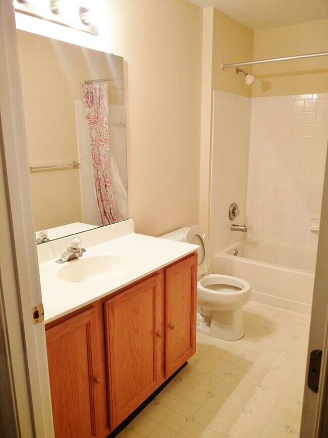 Building Photo - 3-Bedroom Gem in Desirable Sicklerville Ne...