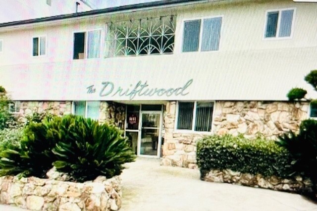 Building - 1414 Armacost Ave