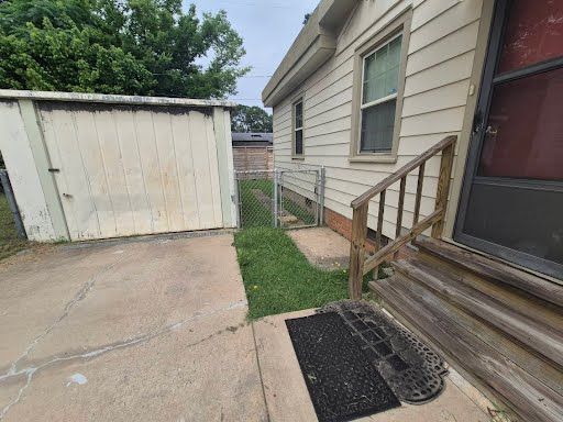 Building Photo - 1712 Pinewood Dr