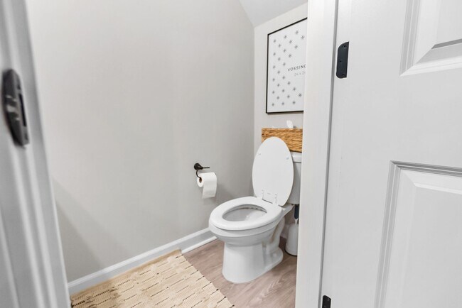 Building Photo - 2 Bed 2.5 Bath Townhome