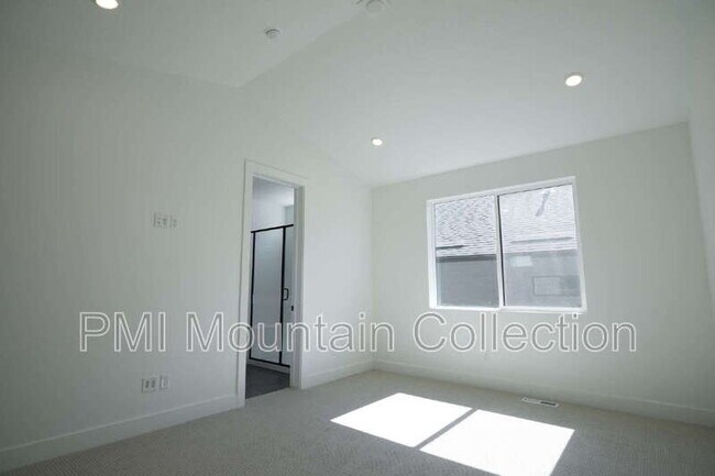Building Photo - 459 Rimrock Ln