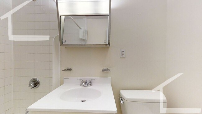 Building Photo - 2Br/1Bth, Great location, easy access to Mass Pike.  MUST SEE!!