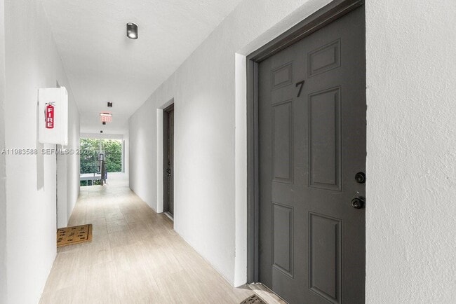 Building Photo - 1530 Crescent Cir