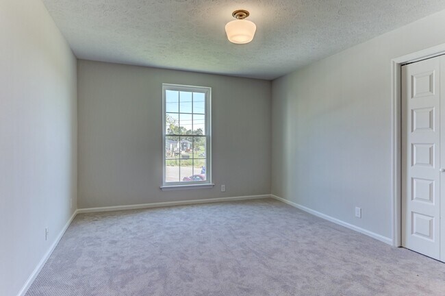 Building Photo - 606 Newhall Dr