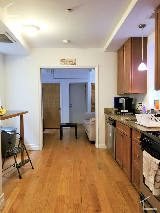 Building Photo - 4Br/1Bth apartment in Boston! Great location! Laundry in UNIT!