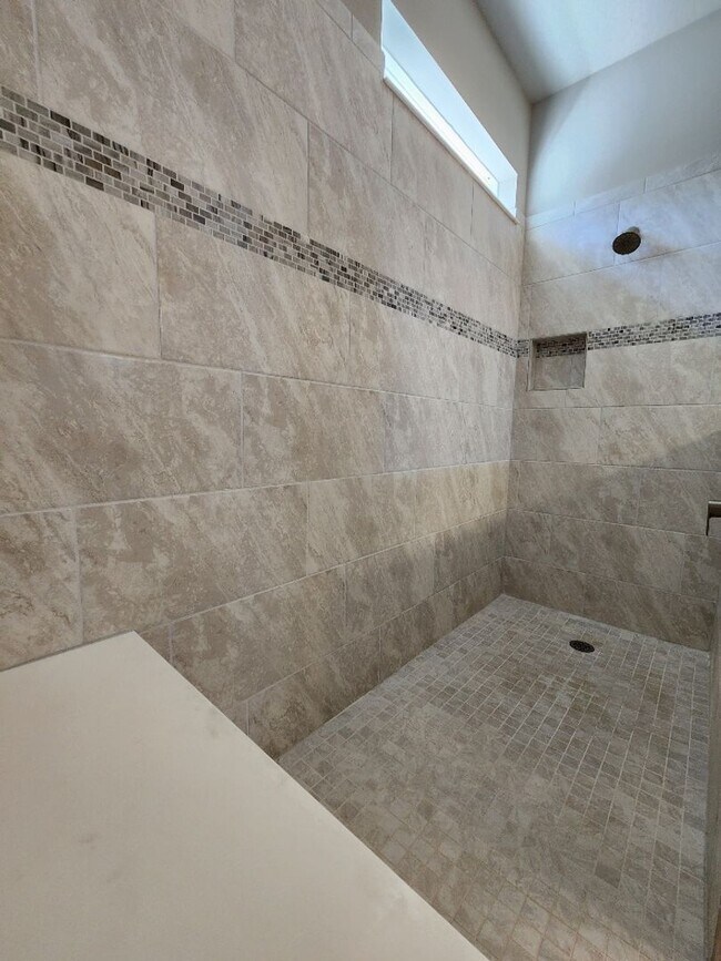 Building Photo - Gorgeous 3-Bedroom, 2-Bathroom Home in Cle...