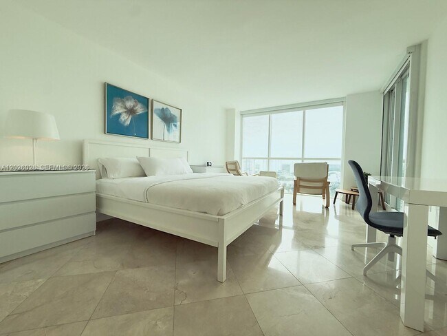 Building Photo - 16400 Collins Ave