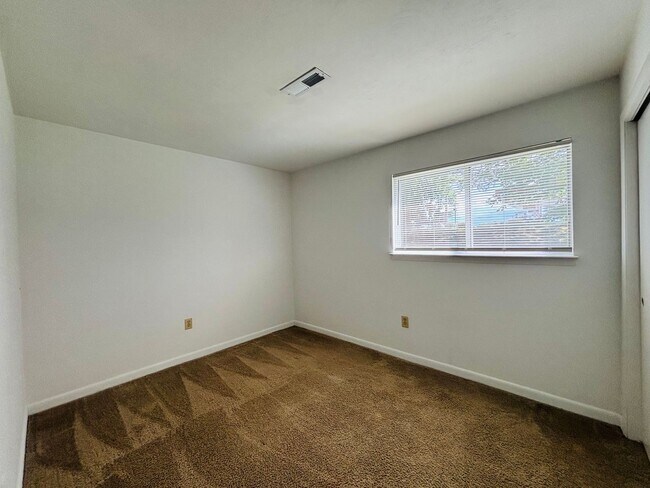 Building Photo - 833 Claytor Square