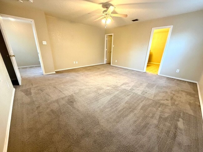 Building Photo - Spacious 3 Bed / 2.5 Bath Home with Large Yard & Lawn Care Included