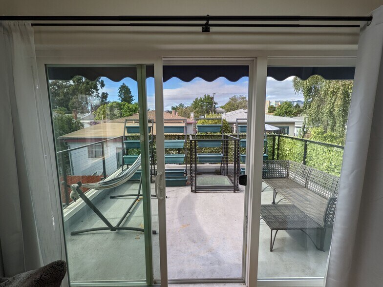 Private roof deck - 820 46th St