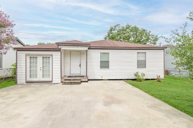 Building Photo - 208 17th Ave N