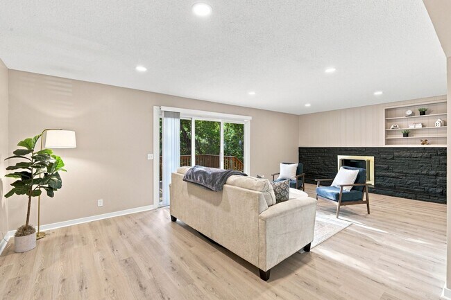 Building Photo - 350 Skyline Dr