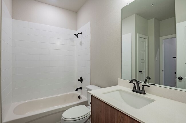 Building Photo - AVAILABLE NOW! GORGEOUS 2 BEDROOM FOUR PLE...