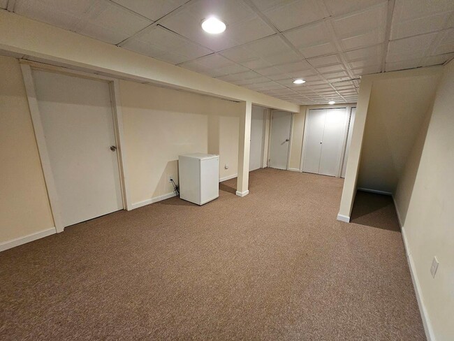 Building Photo - 10 Covert St