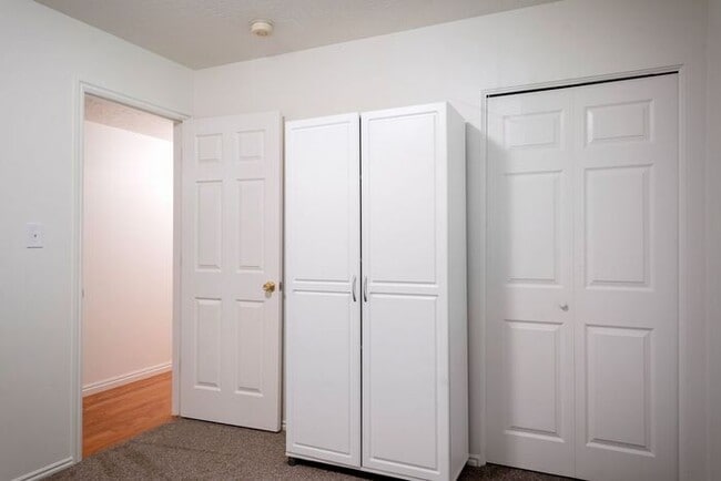 Building Photo - Top Floor Provo condo w private balcony