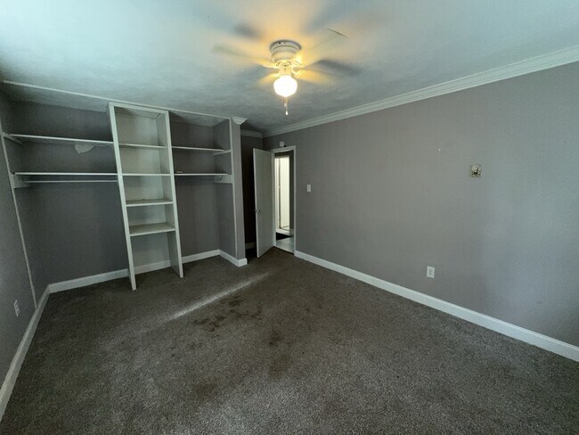 Building Photo - 3030 Oak Forest Dr
