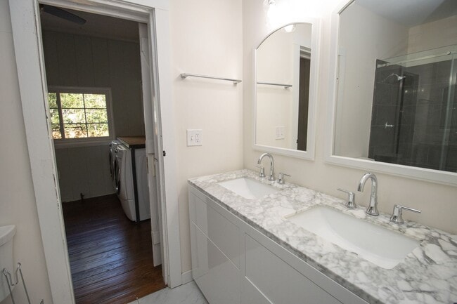 Building Photo - 3 Bedroom, 2.5 Bathroom in Shandon - The F...