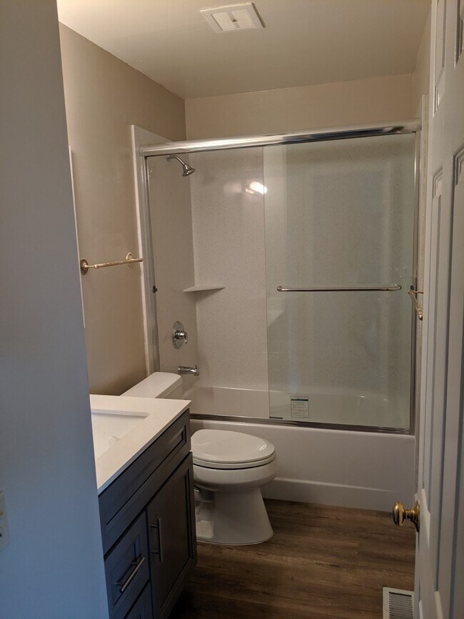 Building Photo - Remodeled 4 Bed 2 Bath Beauty in Vintage H...