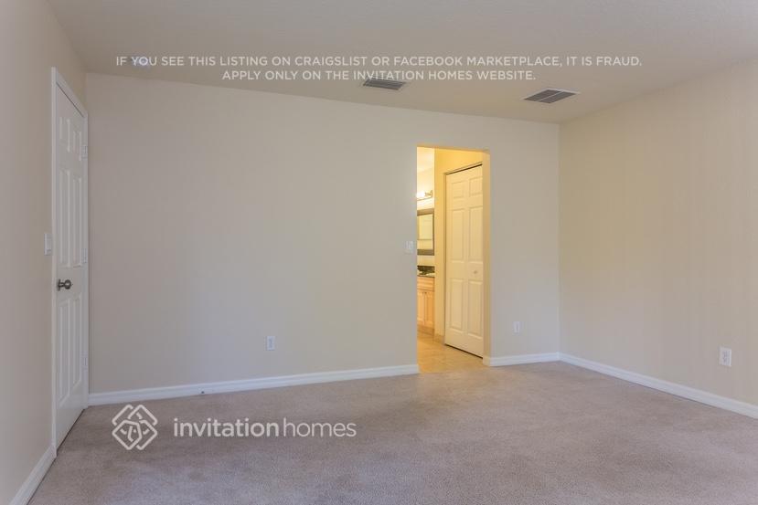 Building Photo - 833 SE Lansdowne Ave