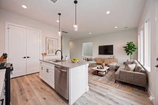 Building Photo - 6111 Campos Dr