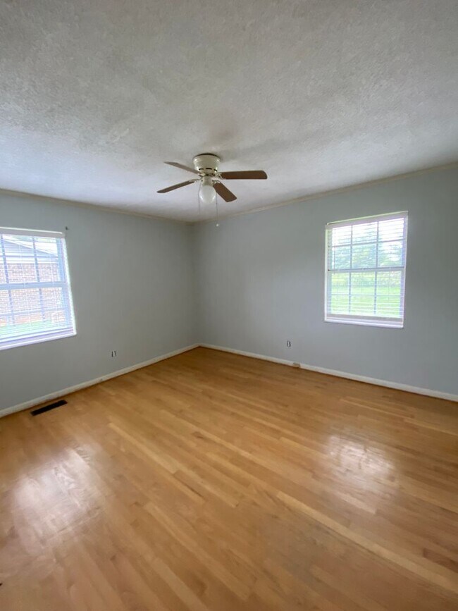Building Photo - 2930 NW Georgetown Dr