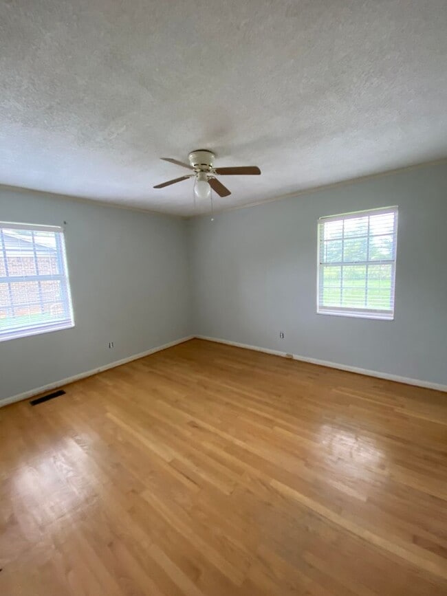 Building Photo - 3 Bedroom 1.5 Bath House