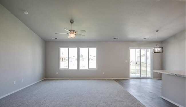 Building Photo - 1020 SW Sparrow Pl