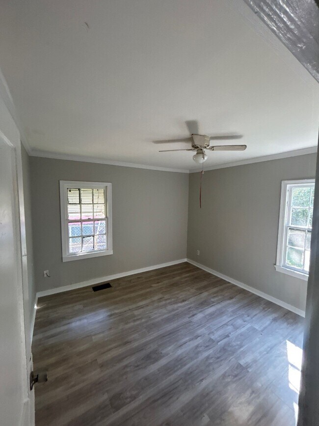 Building Photo - 319 Woody Dr