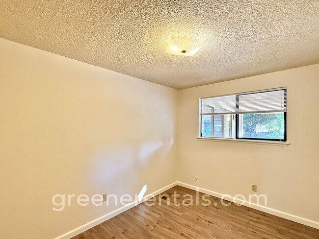 Building Photo - Cozy Meets Convenient in This Lacey Charme...