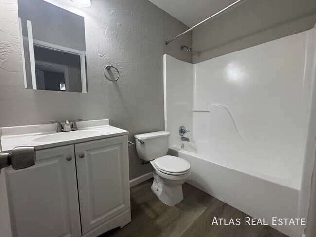 Building Photo - 506 N Iroquois Ave